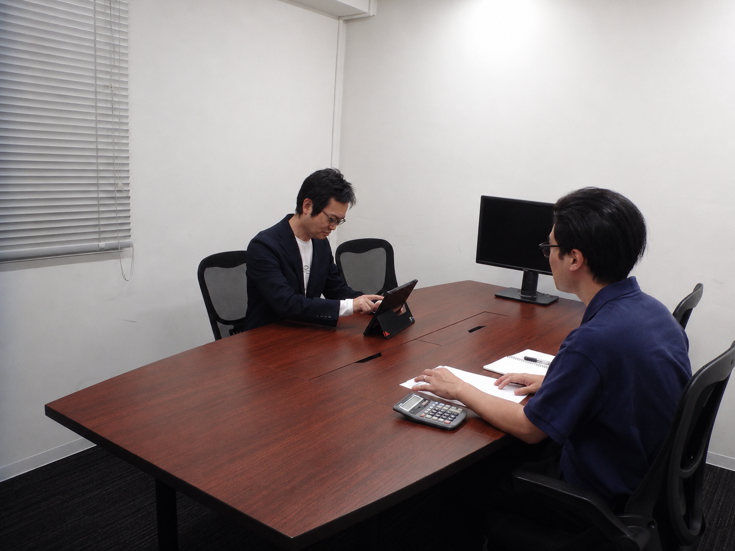 大阪支店応接室での法人税務に関する打ち合わせシーン|タックス・プラン税理士法人