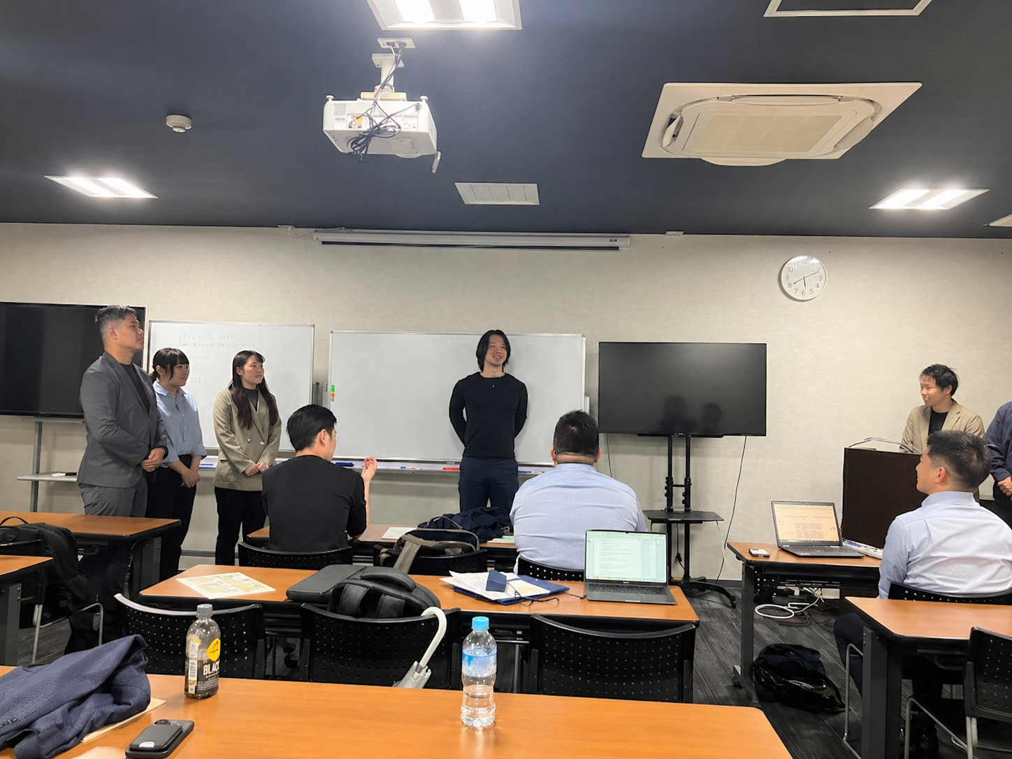 入社3年以内の若手職員が前に並んで発表を行う様子。大阪の会議室で開催した全体会議・社内研修の1コマ