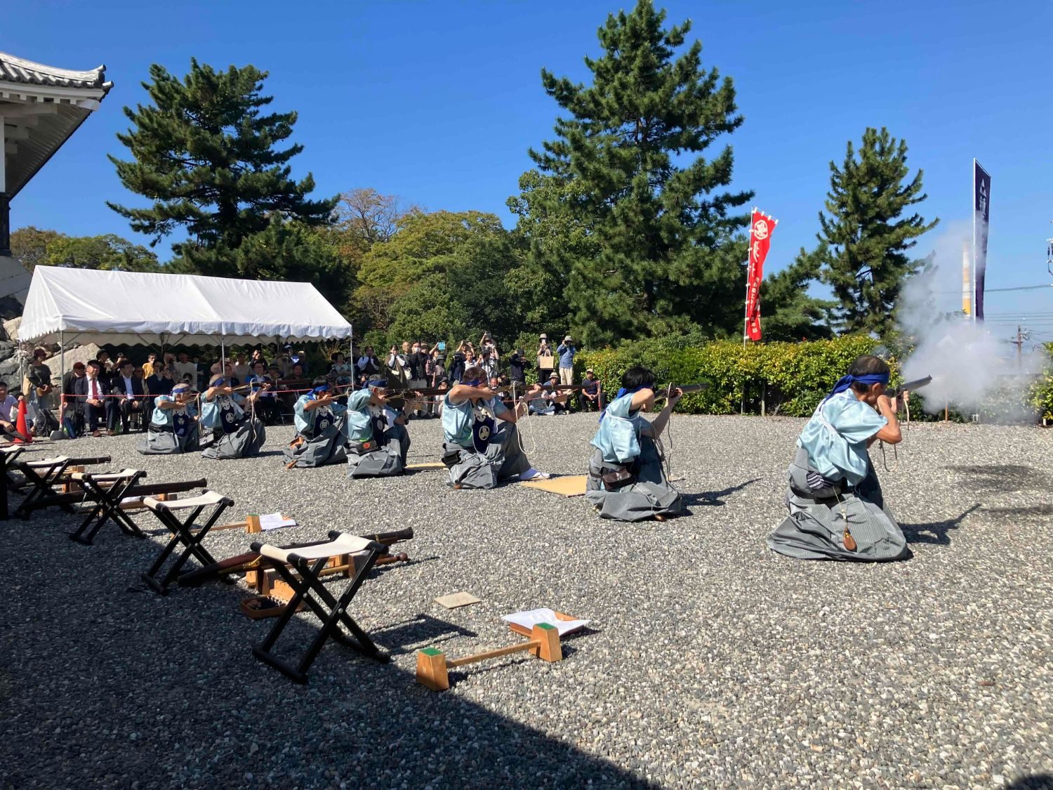長浜のお祭りで披露された、揃いの装束の演者による火縄銃の演武