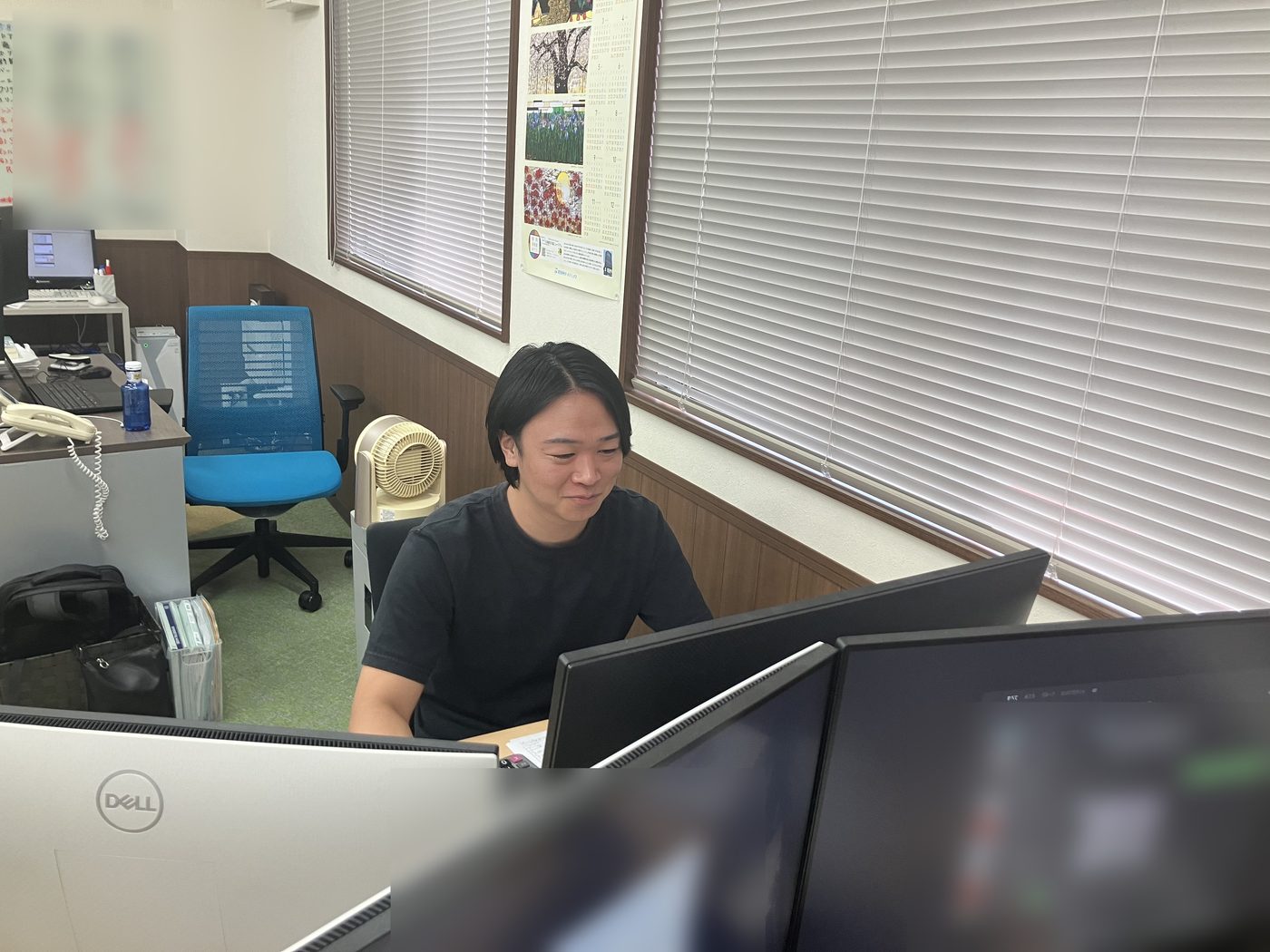タックス・プラン税理士法人 入社3年目 玉田幹太がデスクで会計データの入力・申告書の作成を行う様子