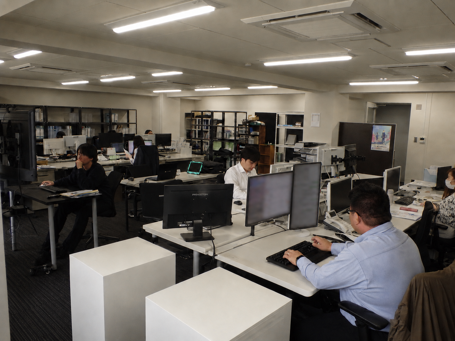 大阪支店の執務風景。複数のスタッフが税務業務に取り組む様子｜タックス・プラン税理士法人