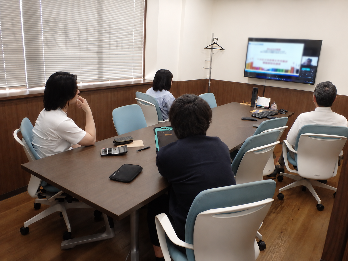 本社会議室での経営理念に関する研修風景。社員が集まり共有・議論する様子｜タックス・プラン税理士法人